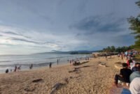 Hari kedua lebaran Idul Fitri 1444 Hijriah, wisatawan berlibur di Pantai Labuhan Jukung, Krui, Pesisir Barat, Minggu (23/04/2023). (Foto: Za/Suara Realitas).