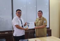 Ketua PHRI Kota Cimahi, Budi Hermawan bersama Kepala Bappenda Kota Cimahi, Moch. Rony saat Menghadiri Dan Membuka Secara Langsung Kegiatan Pelatihan Service Excellence in Hospitality. (Foto: Dana/SuaraRealitas).