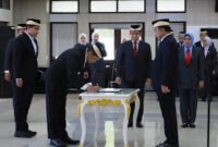 Pj. Bupati Tangerang, Andi Ony Prihartono saat melantik Soma Atmaja. (Foto: SuaraRealitas).