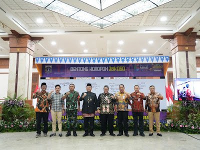 Walikota Jakarta Barat, Uus Kuswanto bersama Forkopimkot Jakbar usai Rakor secara virtual bergantinya tahun 2024 menuju 2025. (Foto: Istimewa).