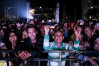 Warga memadati kawasan kantor Walikota Jakarta Barat, Selasa (31/12/2024). (Foto: Istimewa).