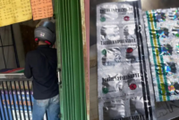 Berkedok konter ponsel, sebuah toko di Jalan WR. Supratman, Telajung, Cikarang Barat, Kabupaten Bekasi, Jawa Barat, menjual pil koplo tanpa nomor izin edar dapat terorganisir rapih. (Foto: Suara Realitas).