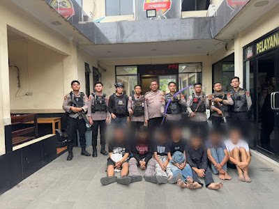 Tujuh Pemuda yang diamankan diduga hendak melakukan aksi tawuran. (Foto: Humas Polres Metro Jakarta Barat/Ist).