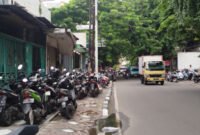 Setelah sebulan ditertibkan, parkir liar di depan sepanjang Jalan Utama Raya Cengkareng, Jakarta Barat kembali muncul. (Foto: Zahara Sitio).