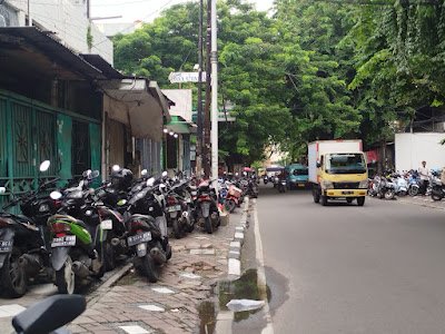 Setelah sebulan ditertibkan, parkir liar di depan sepanjang Jalan Utama Raya Cengkareng, Jakarta Barat kembali muncul. (Foto: Zahara Sitio).