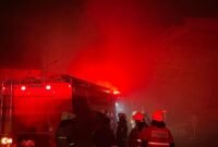 Kebakaran yang diduga bersumber dari tempat hiburan yang berada di lantai 7 gedung tersebut. (Foto: Suara Realitas/Alex).