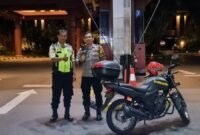 Bhabinkamtibmas Karet Tengsin saat patroli guna ciptakan situasi yang kondusif, dan aman. (Foto: Istimewa).