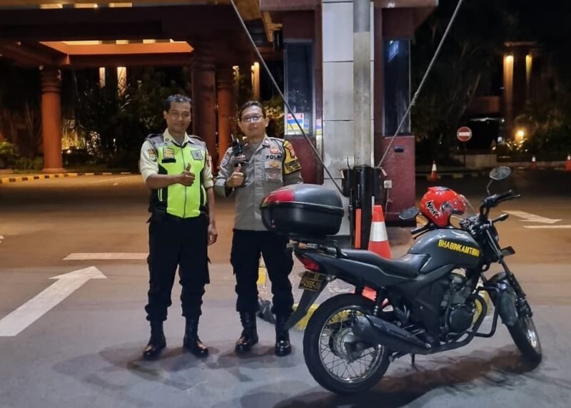 Bhabinkamtibmas Karet Tengsin saat patroli guna ciptakan situasi yang kondusif, dan aman. (Foto: Istimewa).
