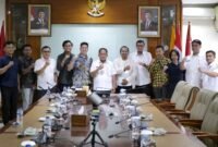 Pemkot Tangerang bersama pegiat lingkungan seusai audiensi membahas rencana gelar aksi bersih-bersih Sungai Cisadane dan Plogging. (Foto: Istimewa).