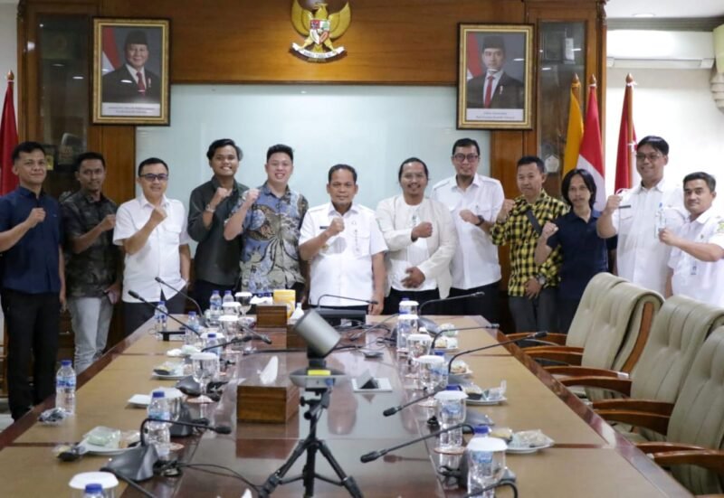 Pemkot Tangerang bersama pegiat lingkungan seusai audiensi membahas rencana gelar aksi bersih-bersih Sungai Cisadane dan Plogging. (Foto: Istimewa).