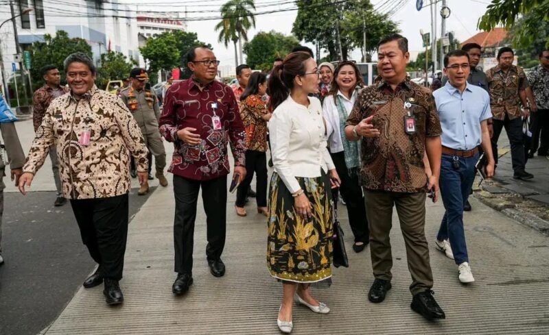 Pj Gubernur DKI Jakarta, Teguh Setyabudi bersama Wamen PPPA RI, Veronica Tan dan Wamen Ekraf Irene Umar saat meninjau kawasan bersejarah Kota Tua. (Foto: Istimewa).