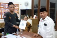 Arief Rahman (kemeja putih) resmi terpilih menjadi Ketua RW 08, Duri Kosambi, Cengkareng, Jakarta Barat untuk periode 2025-2030. (Foto: Istimewa).