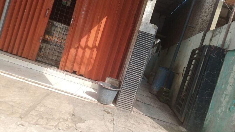 Sebuah toko berkedok kosmetik di Bantar Gebang menjual Pil Koplo dengan bebas hambatan. (Foto: Suara Realitas).