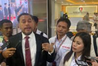 Pengacara Erles Rareral saat melaporkan Sopar Jefry Napitupulu ke Mabes Polri atas tindak pidana pengrusakan tempat ibadah. (Foto: Suara Realitas).