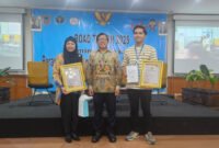 Ketua Umum PWI Pusat, Hendry Ch Bangun saat memberikan piagam penghargaan 'Sahabat PWI' ke Infini. (Foto: Istimewa).