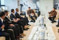 Pelatih Timnas Patrick Kluivert bersama timnya, dan Ketua Umum PSSI Erick Thohir saat bertemu dengan Menpora Dito Ariotedjo. (Foto: Tangkapan Layar Instagram @erickthohir).