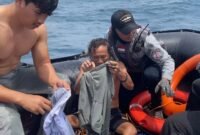 Bakamla RI saat menyelamatkan korban kapal tenggelam di Perairan Banten. (Foto: Istimewa).