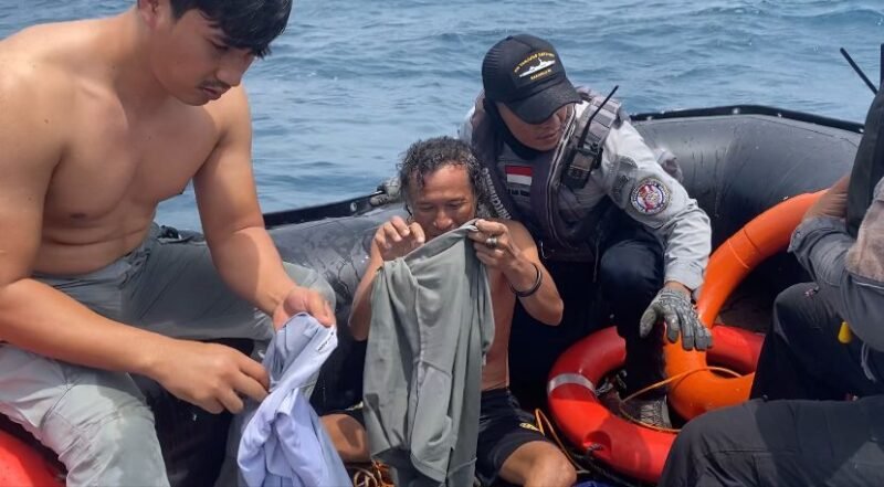 Bakamla RI saat menyelamatkan korban kapal tenggelam di Perairan Banten. (Foto: Istimewa).