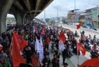 Potret ribuan massa dari Keluarga Besar Sopir Indonesia (KBSI) menggelar aksi demo di tiga titik lokasi strategis. (Foto: news.devilo.co).