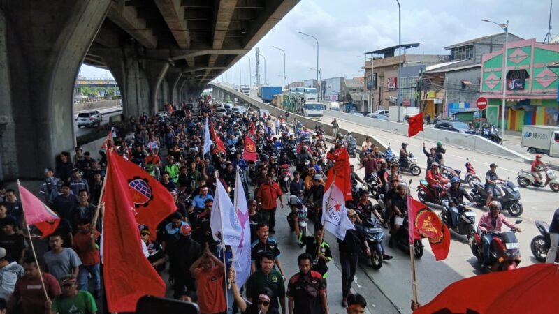 Potret ribuan massa dari Keluarga Besar Sopir Indonesia (KBSI) menggelar aksi demo di tiga titik lokasi strategis. (Foto: news.devilo.co).
