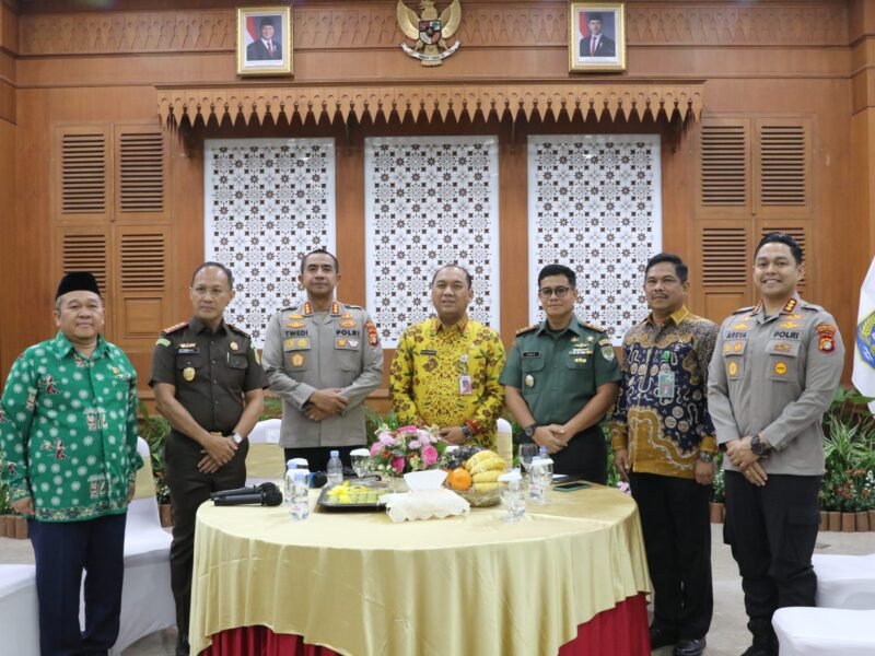 Selama Bulan Suci Ramadhan, Walikota Jakarta Barat, Uus Kuswanto mengajak masyarakat menjaga keamanan lingkungan. (Foto: Istimewa).