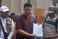 Perwakilan ahli waris, didampingi kuasa hukumnya Andryan, SH saat melayangkan surat ke tiga dan menggelar aksi demo di Pengadilan Tinggi DKI Jakarta. (Foto: news.devilo.co).