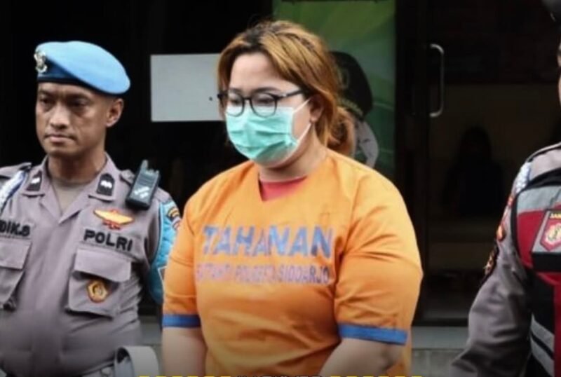 Seorang ibu kandung di Sidoarjo berinisial RA (34) kini resmi ditahan lantaran lakukan aksi keji terhadap anaknya. (Foto: Istimewa).