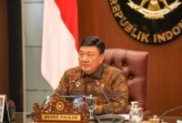 Menkopolkam saat menekankan kelancaran distribusi dan cegah penimbunan. (Foto: Istimewa).