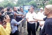 Wali Kota Jakarta Selatan, Munjirin beserta jajaran saat meninjau pengerukan Kali Grogol guna antisipasi banjir dan ditargetkan rampung 1 bulan. (Foto: Istimewa).