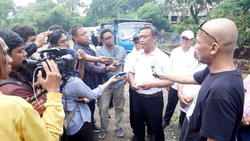 Wali Kota Jakarta Selatan, Munjirin beserta jajaran saat meninjau pengerukan Kali Grogol guna antisipasi banjir dan ditargetkan rampung 1 bulan. (Foto: Istimewa).