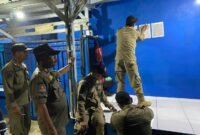 Satpol PP bersama Forkopimcam Kecamatan Pasar Kemis saat memasang himbauan surat edaran Bupati Tangerang di tempat hiburan malam. (Foto: Istimewa).