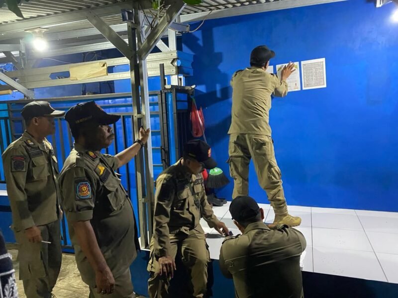 Satpol PP bersama Forkopimcam Kecamatan Pasar Kemis saat memasang himbauan surat edaran Bupati Tangerang di tempat hiburan malam. (Foto: Istimewa).