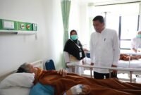 Bupati Tangerang Moch Maesyal Rasyid meninjau pelayanan kesehatan di Rumah Sakit Umum Daerah (RSUD) Tigaraksa, Jumat (7/3/25). Bupati Maesyal Rasyid berkeliling dari ruangan pelayanan perawatan medis, ruang operasi, hingga ke sudut-sudut kamar mandi di rumah sakit tersebut.(foto:istimewa)