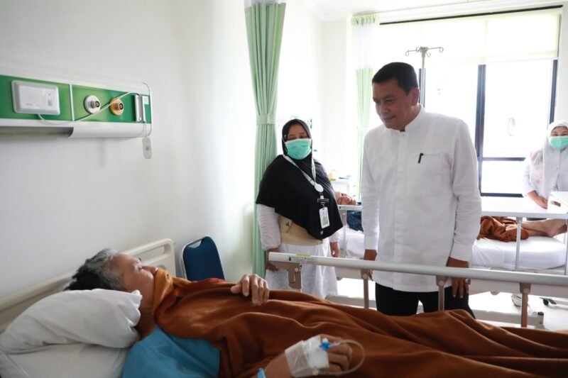 Bupati Tangerang Moch Maesyal Rasyid meninjau pelayanan kesehatan  di Rumah Sakit Umum Daerah (RSUD) Tigaraksa, Jumat (7/3/25). Bupati Maesyal Rasyid berkeliling dari ruangan pelayanan perawatan medis, ruang operasi, hingga ke sudut-sudut kamar mandi di rumah sakit tersebut.(foto:istimewa)