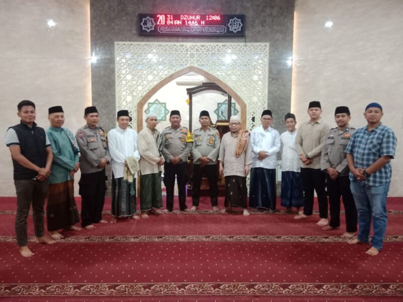 PJU Polresta Tangerang KOMPOL Arif Nazaruddin Yusuf SH SIK MH (Kasat Reskrim Polresta Tangerang) bersama IPDA Sunari (KBO Sat Reskrim Polresta Tangerang) dan anggota Polsek Balaraja (Pawas IPDA Dedy Rukmandar) melaksanakan kegiatan Ibadah Sholat Taraweh Keliling di Masjid Al Falah Desa Talagasari (foto:istimewa)