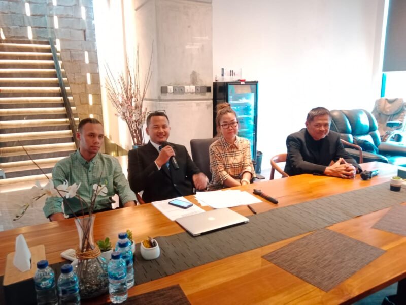 Owner PT. Sentral Indotama Energi, Melissa didampingi kuasa hukumnya, Rahmad Riadi, SH saat gugat pailit PT. Transon Group ke PN Jakpus. (Foto: Istimewa).