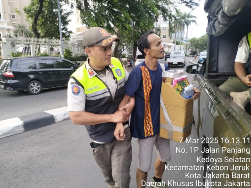 Petugas Satpol PP Jakarta Barat saat merazia PPKS guna menindaklanjuti Perda Nomor 8 Tahun 2007. (Foto: Istimewa).