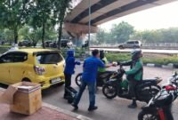 PWI Jakarta Utara saat tebar kebaikan dengan membagikan ratusan takjil kepada pengguna jalan di Plumpang. (Foto: Istimewa).