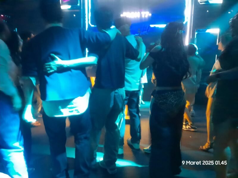 Pantauan suasana di salah satu tempat hiburan malam (THM) di bilangan Gading Serpong yang nekad beroperasi selama bulan suci Ramadhan dan indahkan Surat Edaran Bupati Tangerang. (Foto: Ekslusif news.devilo.co).