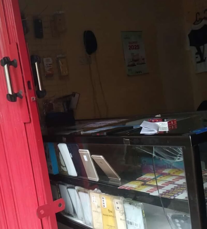 Salah satu toko di Bekasi yang kedapatan menuai protes sehingga tak sedikit warga sekitar yang resah dengan adanya transaksi jual beli pil haram bermodus konter ponsel itu. (Foto: news.devilo.co).