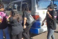 4 orang terduga PSK dan 1 orang diantaranya disinyalir menjadi pengedar minuman keras saat akan digiring ke Dinas Sosial Kabupaten Tangerang. (Foto: news.devilo.co).