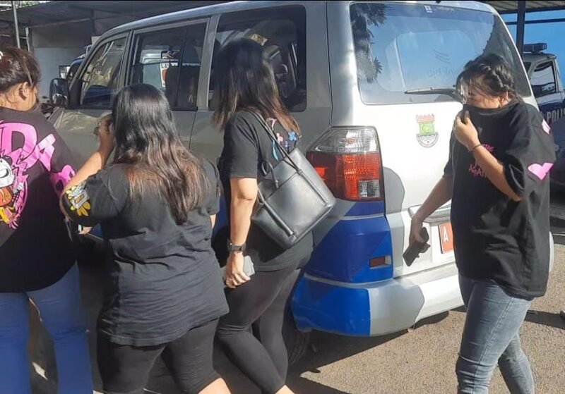 4 orang terduga PSK dan 1 orang diantaranya disinyalir menjadi pengedar minuman keras saat akan digiring ke Dinas Sosial Kabupaten Tangerang. (Foto: news.devilo.co).