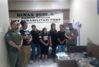 4 terduga pekerja seks komersial (PSK) di Wisma Mas usai diserahkan ke Dinas Sosial Kabupaten Tangerang, kini nasibnya dibebaskan lantaran Mami Penjaja LC diduga lakukan penyuapan kepada oknum pegawai tersebut. (Foto: Istimewa).