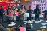 Kapolres Metro Jakarta Barat, Kombespol Twedi Aditya Bennyahdi didampingi Kasat Reskrim AKBP Arfan Zulkan Sipayung dan Kapolsek Tambora Kompol Muhammad Kukuh Islami saat jumpa pers pengungkapan kasus pembunuhan mayat ibu dan anak dalam toren di Tambora, Jakarta Barat. (Foto: news.devilo.co).