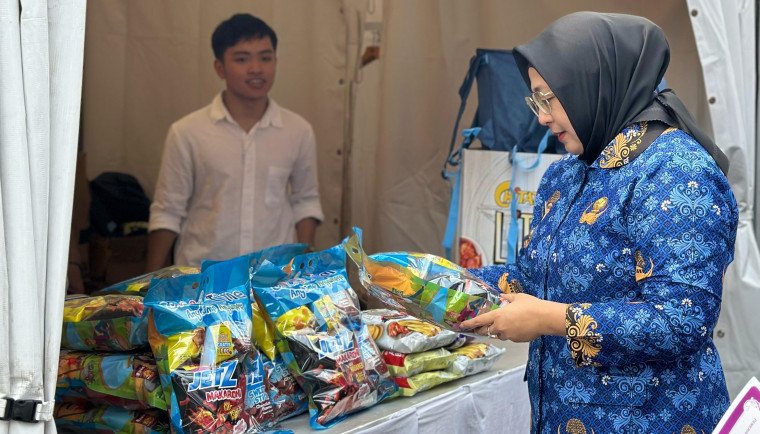 Wabup Intan mengucapkan terima kasih dan sangat mengapreasi Dinas Perindustrian dan Perdagangan beserta seluruh pihak yang terlibat dalam acara bazar tersebut. Harapannya kegiatan ini bisa bermafaat bukan hanya dirasakan masyarakat tapi juga para pelaku industri itu sendiri.(foto:istimewa)