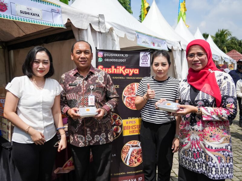 Pemerintah Kota (Pemkot) Jakarta Barat saat mengunjungi salah satu tenant dari 40 UMKM yang digelar saat Semarak Ramadan 2025. (Foto: Istimewa).