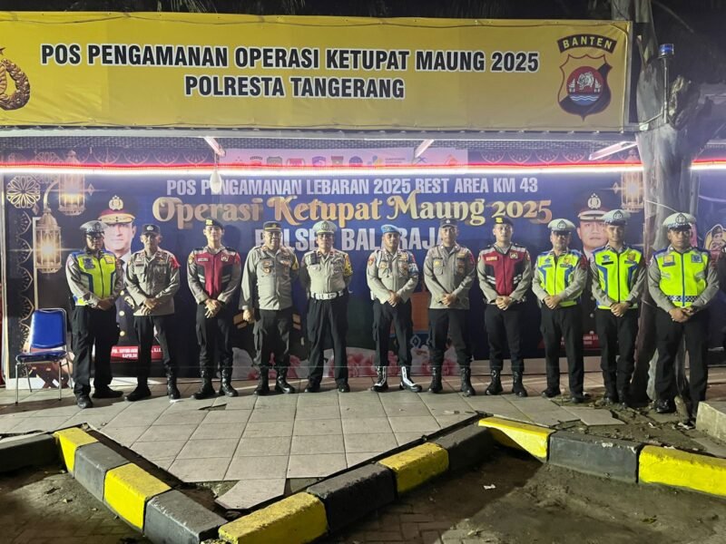 Ipda Joko Sumaedi selaku Kapospam Pok A memberikan arahan kepada anggota pospam untuk memberikan pelayanan baik kepada masyarakat dalam mudik 2025 (foto:istimewa)