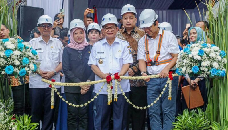 Gubernur DKI Jakarta, Pramono Anung Wibowo bersama Direktur Utama Perumda PAM Jaya Arief Nasruddin telah meresmikan 2 reservoir komunal hingga bagikan kartu air sehat di Tambora, Jakarta Barat. (Foto: Istimewa).
