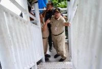 Usai menerima laporan masyarakat hingga viral, Wakil Gubernur (Wagub) DKI Jakarta, Rano Karno saat tinjau langsung pelat besi JPO di Daan Mogot. (Foto: dok. Pemprov DKI Jakarta).