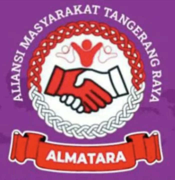 Astirah dan Atun warga RT 09/03 desa terima bantuan berupa sembako dan uang tunai dari Aliansi Masyarakat Tangerang Raya (ALMATARA) wujud kepedulian antar sesama (foto:suara Realitas.co)